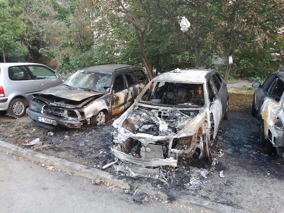 Осем автомобила са изпепелени в Козлодуй