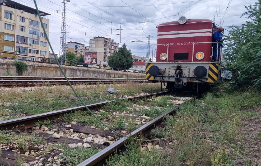 Скъсан кабел подпали локомотив на гара Мездра и блокира движението