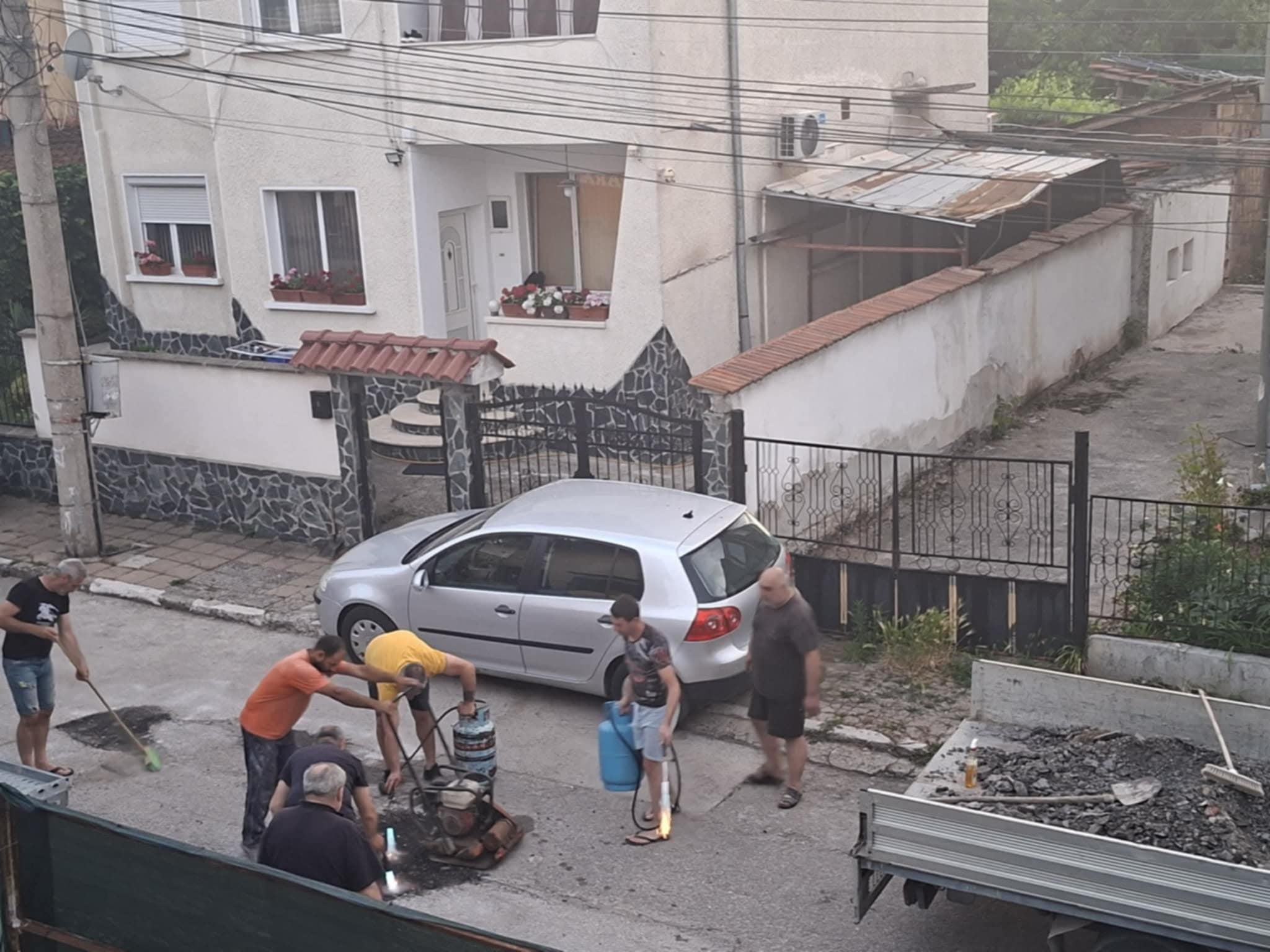 Врачани запълниха улични кратери пред домовете си