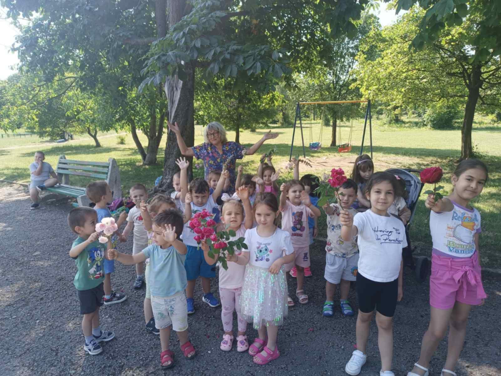 С игри сред природата, билките и цветята минават летните дни в ДГ „Брезичка“