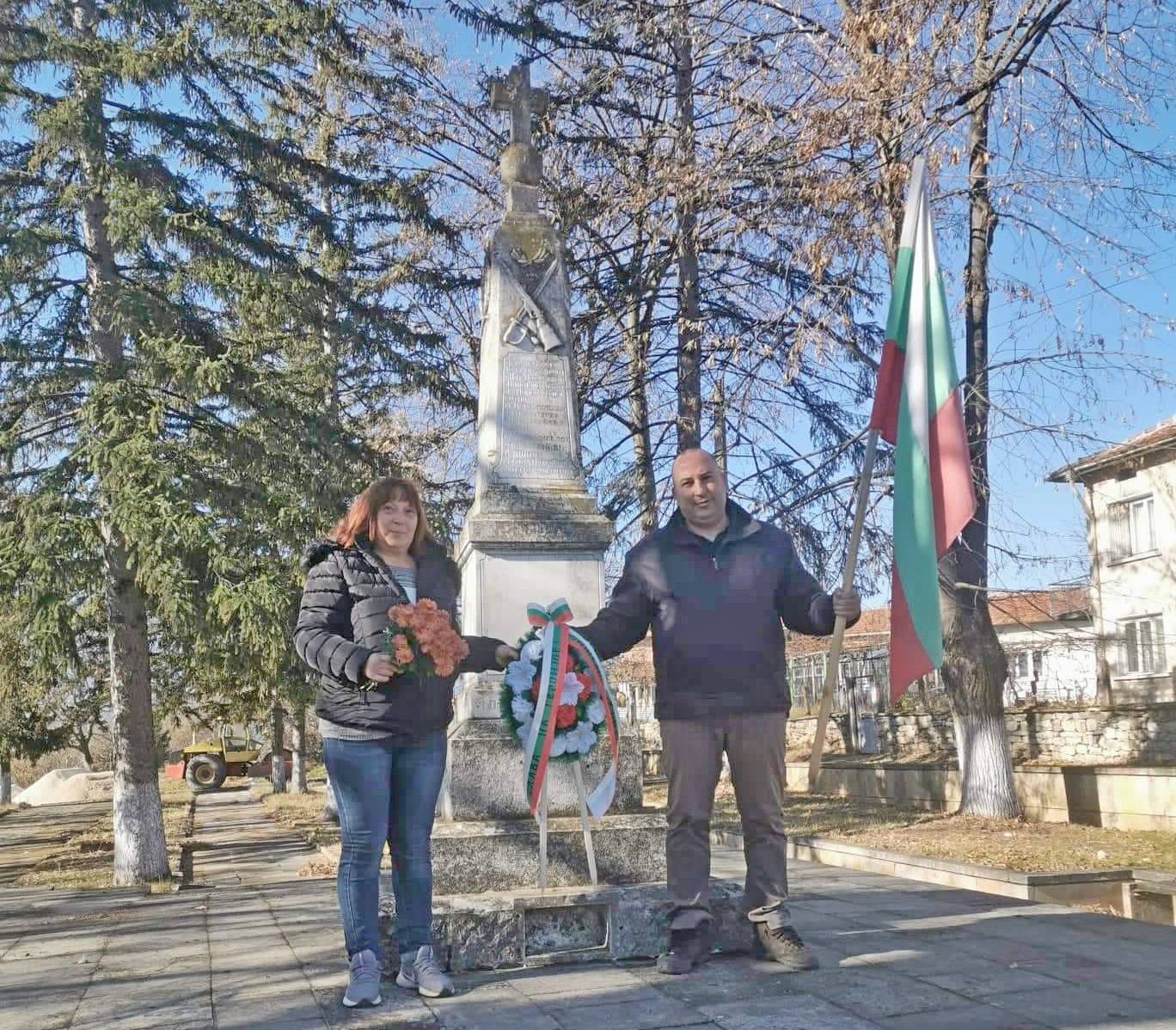 Поднесоха цветя пред 100-годишен паметник