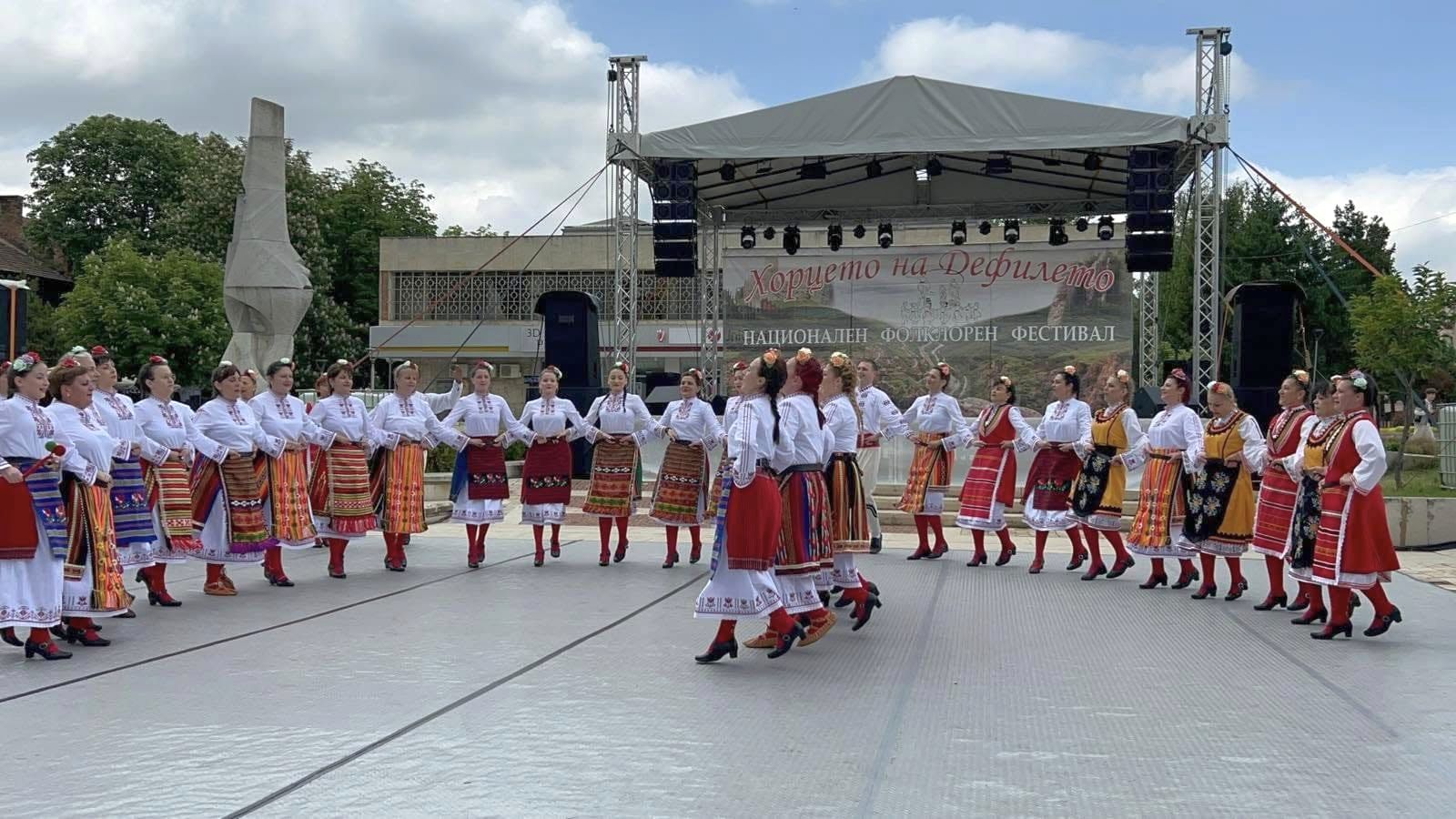 Над 700 танцьори се изявиха в Мездра