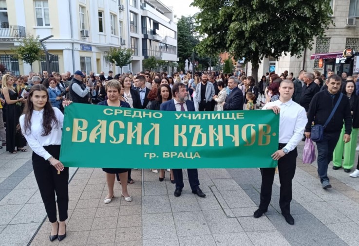 Уникалните абитуриенти на СУ „Васил Кънчов“ показаха класа във Враца /СНИМКИ и ВИДЕО/